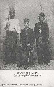 Potret Tuanku Raja Ibrahim (Duduk, Tengah), Putra Mahkota Terakhir Kesultanan Aceh Darussalam Bersama Pengawalnya pada Tahun 1903